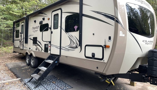 Nice Camper Trailer at RV Campground. Avail. 4-5-24 thru 4-9-24. Queen in Master