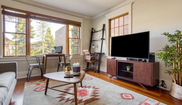 Nice Capitol Hill Studio, near Light Rail, Park & Museum, by Blueground