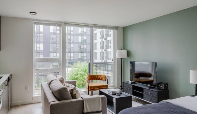 Nice Central District Studio w/Gym, near Parks & Dining, by Blueground