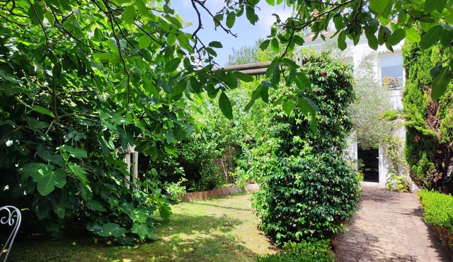 NICE CHARACTER HOUSE on the banks of the Loire AND ITS FLOWERED GARDEN, 10 MN FROM THE SEA
