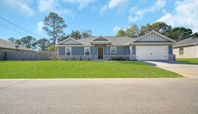 Nice clean 4-Bedroom home 10 mins from the beach