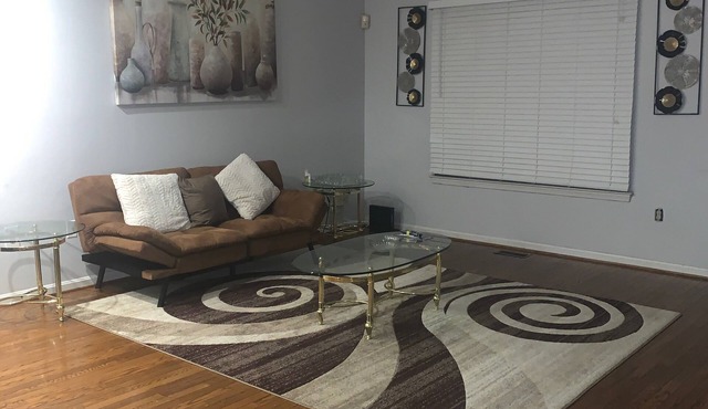 Nice clean townhome in the middle of everything mall, airport, DC, Baltimore ect