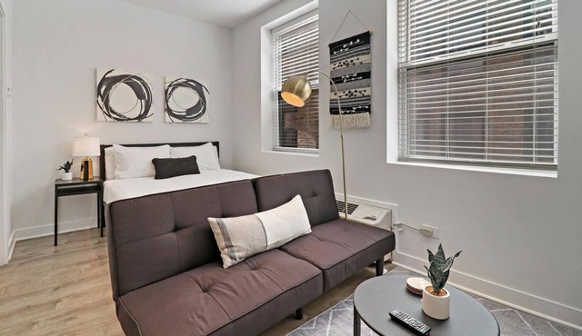 Nice & Comfy Uptown Studio Apt near Shops & Dining