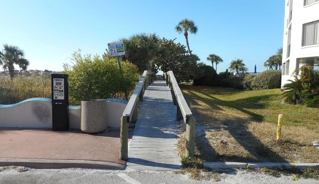 Nice Condo directly on St Pete beach, walk to restaurants/night life.