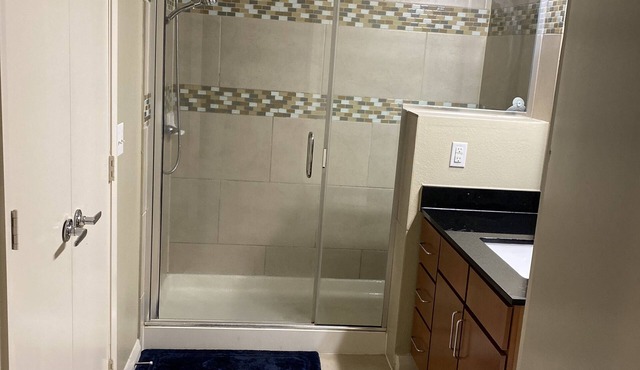 Nice condo in midtown the galleria area
