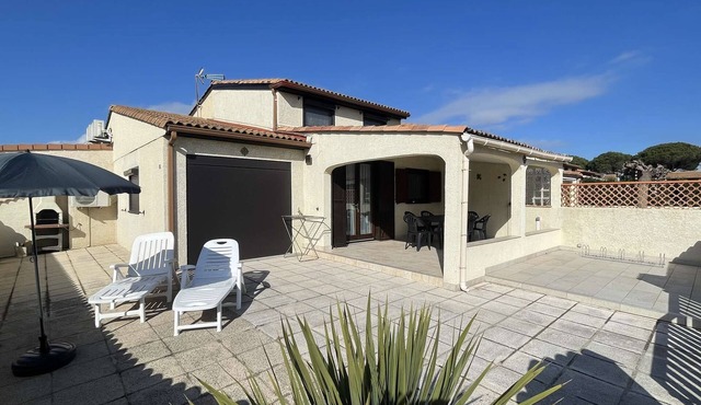 Nice corner villa located in LES TAMARIS with AIRCO, 2 bedrooms, 4 people,Wifi, 500m from the.