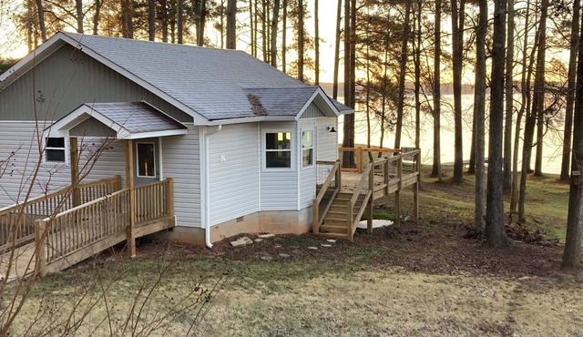 Nice cottage located on Lake Sinclair. Lots of room with great views