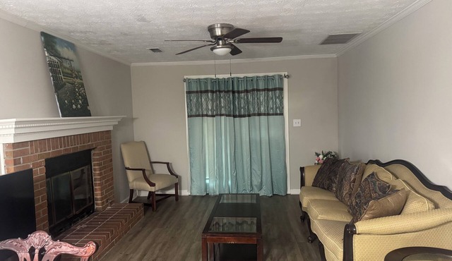 Nice Cozy 3-bed/3ba home in a quiet street, close to city restaurants, and shops