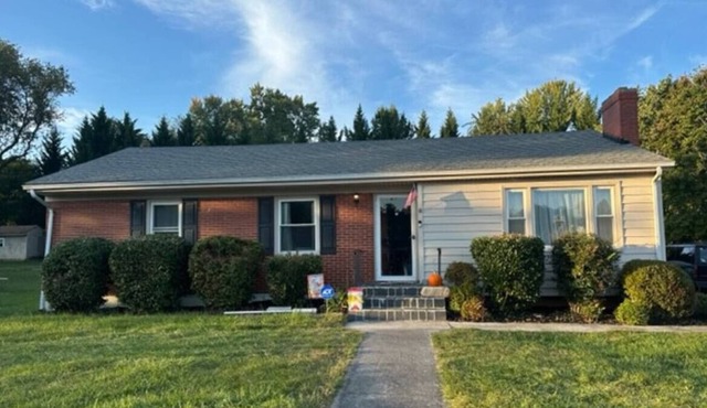Nice cozy home in a fantastic neighborhood. Close to restaurants and shopping.
