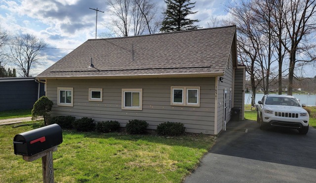 Nice cozy lake house, great yard.nn