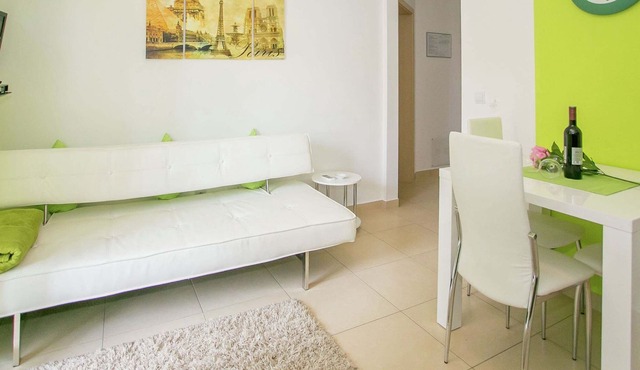 Nice decorated one bedroom apartment with balcony, private parking
