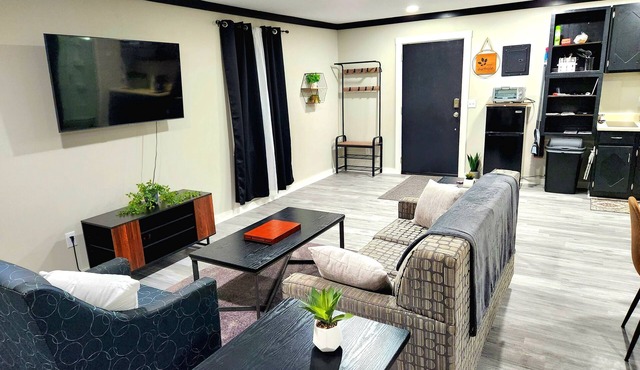 Nice Detatched Garage Studio Apartment Minutes from everything!Private Entrance!