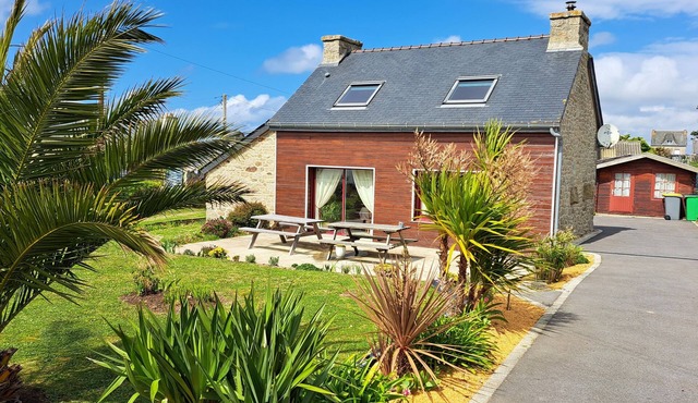 Nice fisherman wooden and stone house renovated in 2007 in the Iroise sea