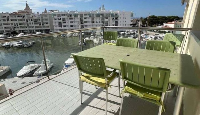 Nice flat with canal view and swimming pool AV-69