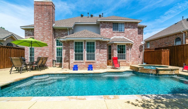 Nice heated pool & spa w BBQ near DFW-sleeps 10-14 Stylish Paradise