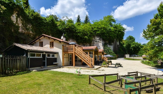 Nice holiday home in Aubeterre-sur-Dronne with garden