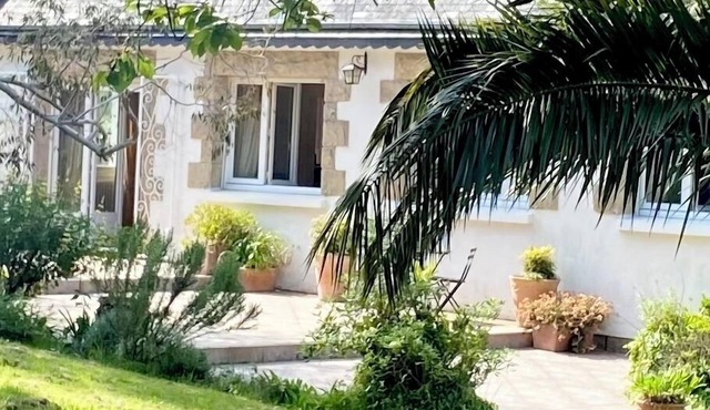 Nice holiday home, swimming pool, beautiful garden, quiet, 400m from the sea