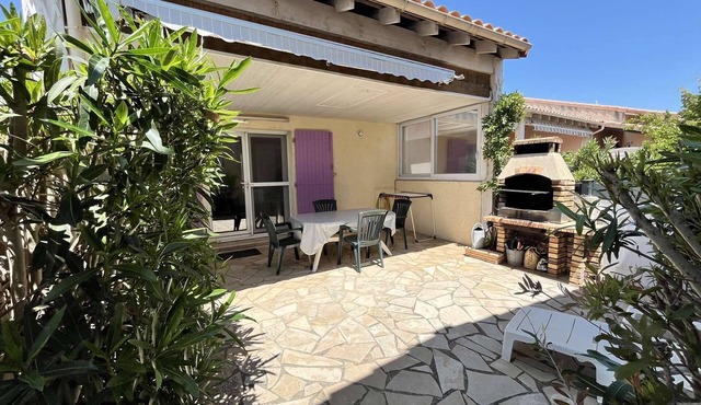 Nice holiday house with 2 bedrooms, 5 people, in a secured residence with commun pool, 200m from.