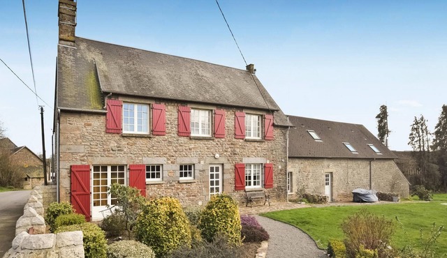 Nice home in Saint-Brice-de-Landell with WiFi