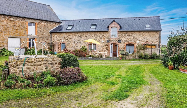 Nice home in Saint-Méloir-des-Ondes with WiFi