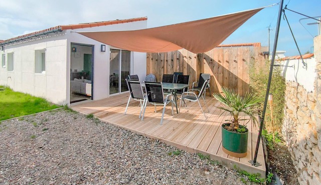 Nice home in L'Aiguillon la Presqu' with WiFi