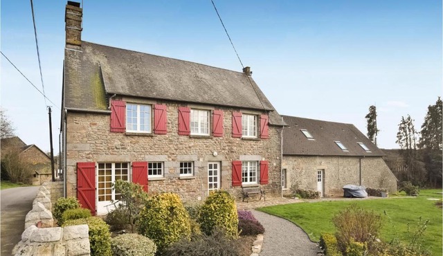 Nice Home In Saint-Brice-De-Landell With Wifi