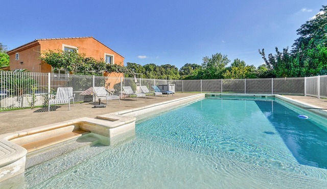 Nice home in Saint Martin de Crau