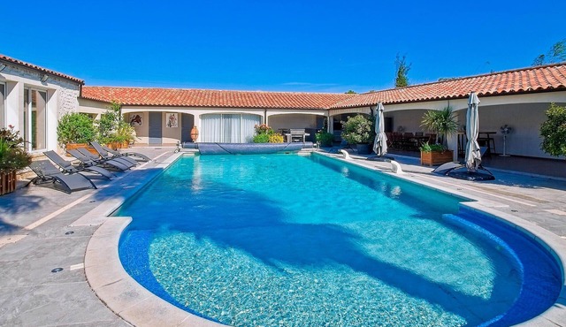 Nice home in Saint Martin De Crau