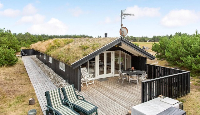 Nice home in ålbæk with WiFi