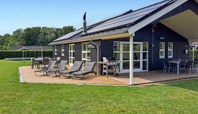 Nice home in Aabenraa with kitchen