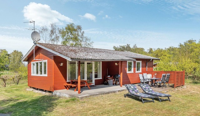 Nice home in Aakirkeby with WiFi