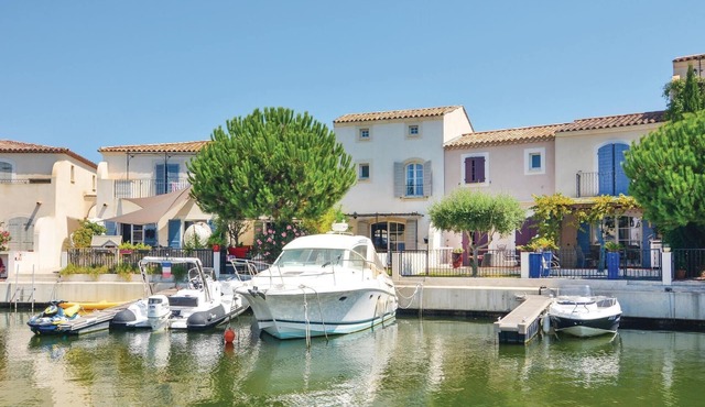 Nice home in Aigues-Mortes with kitchen