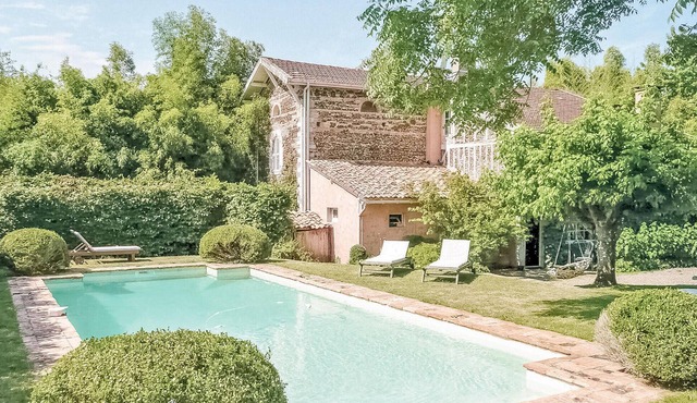 Nice home in Arjuzanx with private swimming pool, can be inside or outside