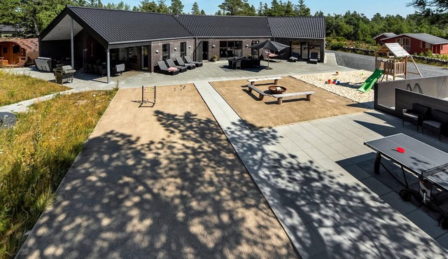 Nice home in Blåvand with kitchen