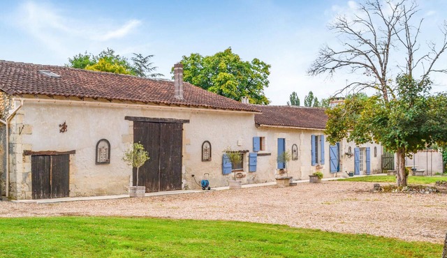 Nice home in Bourg du bost with WiFi