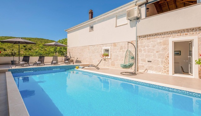 Nice home in Dobrince