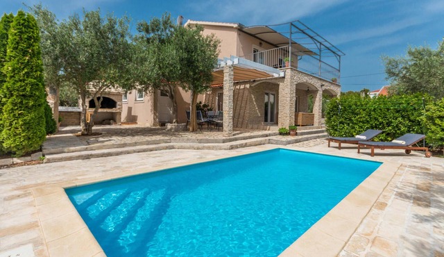 Nice home in Dobropoljana