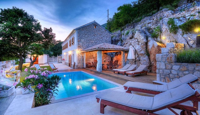 Nice home in Drivenik