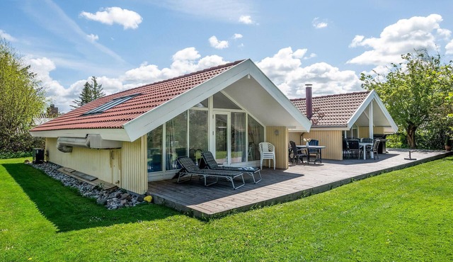 Nice home in Dronningmølle with sauna