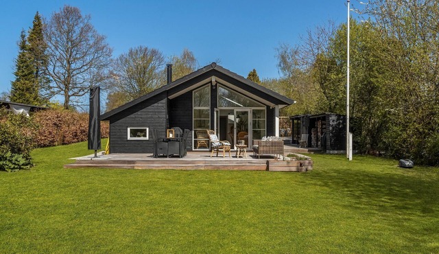 Nice home in Dronningmølle with WiFi