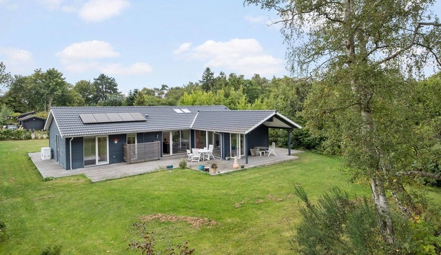 Nice home in Dronningmølle with sauna