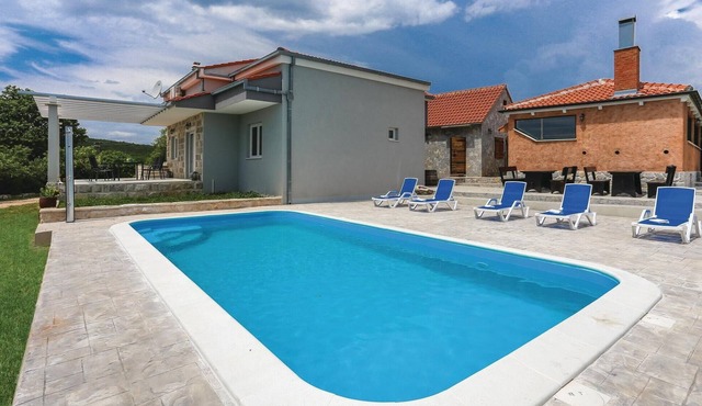 Nice home in Dugogabe