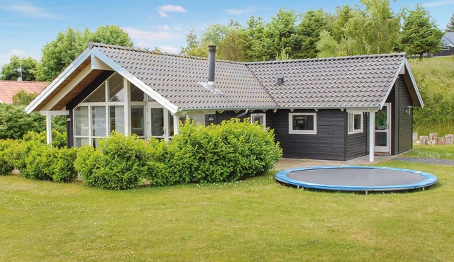 Nice home in Ebeltoft with WiFi