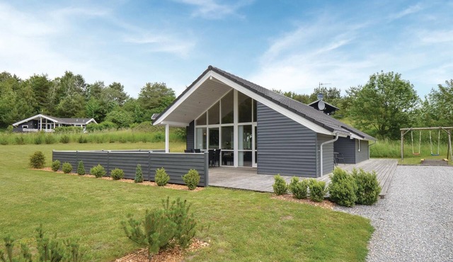 Nice home in Ebeltoft with kitchen