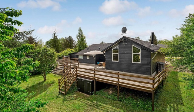 Nice home in Ebeltoft with kitchen