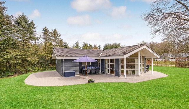 Nice home in Fårvang with sauna