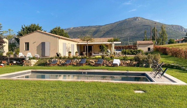 Nice home in La Roque-Esclapon