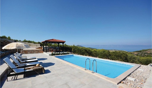 Nice home in Gdinj with 2 Bedrooms, WiFi and Outdoor swimming pool
