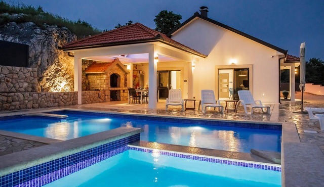 Nice home in Gornji Prolosac