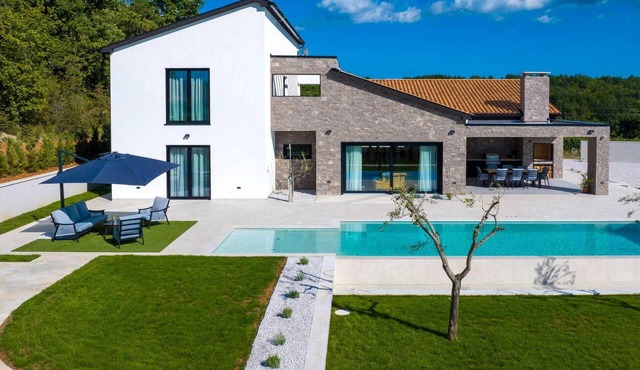 Nice home in Gracisce